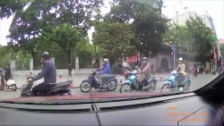 Tài xế xe bán tải vô cớ chặn đầu ô tô đang rẽ rồi nhổ nước bọt