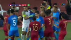 video cau thu u22 indonesia va u22 singapore choang nhau ngay tren san