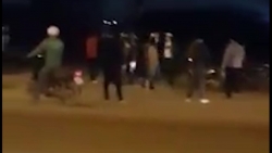 video vi pham giao thong bi xu ly nhom thanh nien hung han tan cong cscd