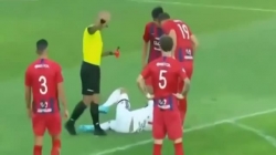 video cau thu 2 lan nhan the do va bi duoi khoi san lan dau tien trong lich su bong da