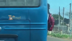 video hai hung nu sinh du cua xe khach dang phong nhu bay