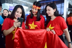 Hàng trăm CĐV U22 Việt Nam "nhuộm đỏ" sân bay và bên ngoài SVĐ Rizal Memorial
