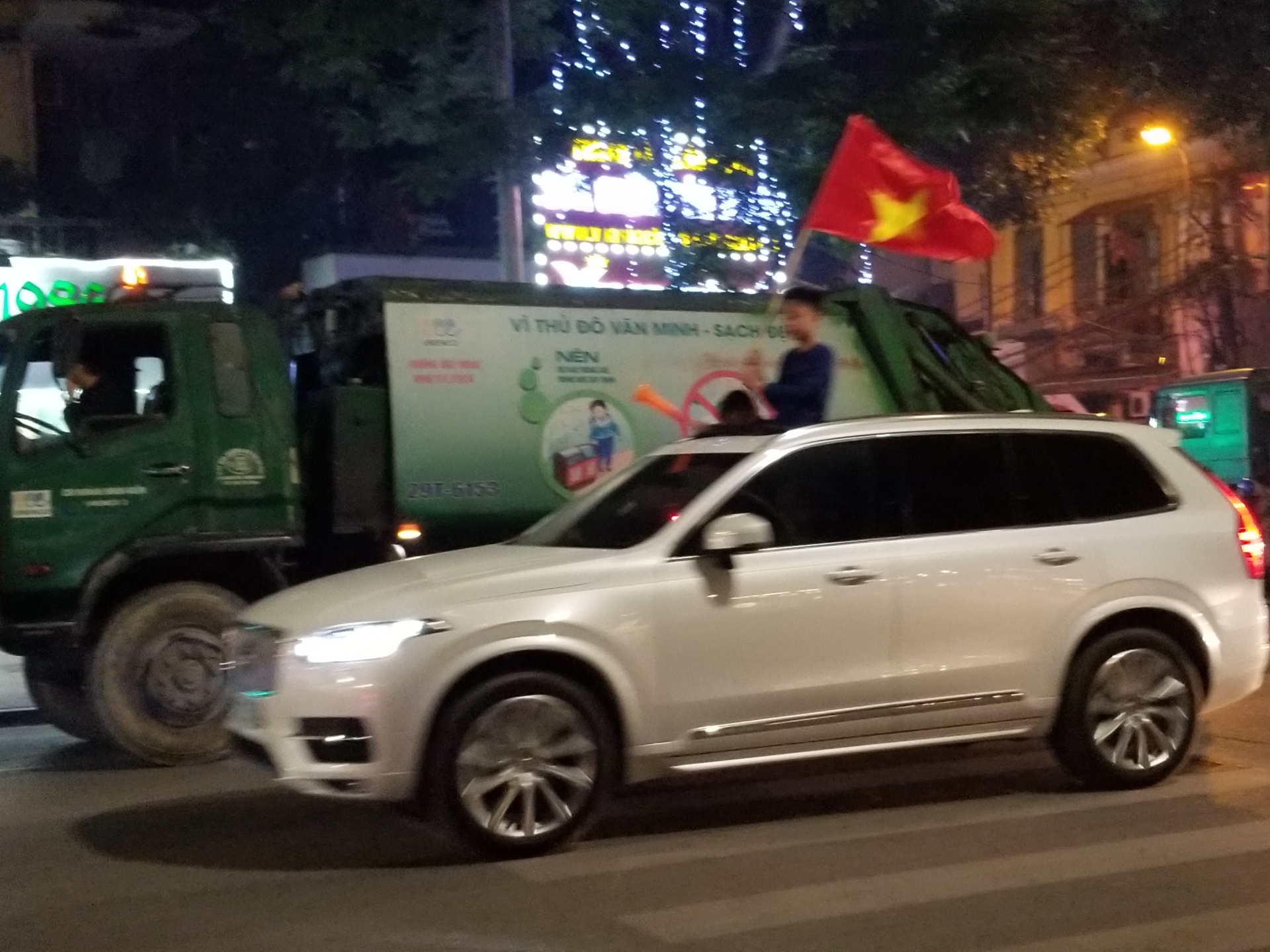 ha noi nhu bung no khi hang ngan nguoi do xo an mung u22 viet nam vo dich sea games 30