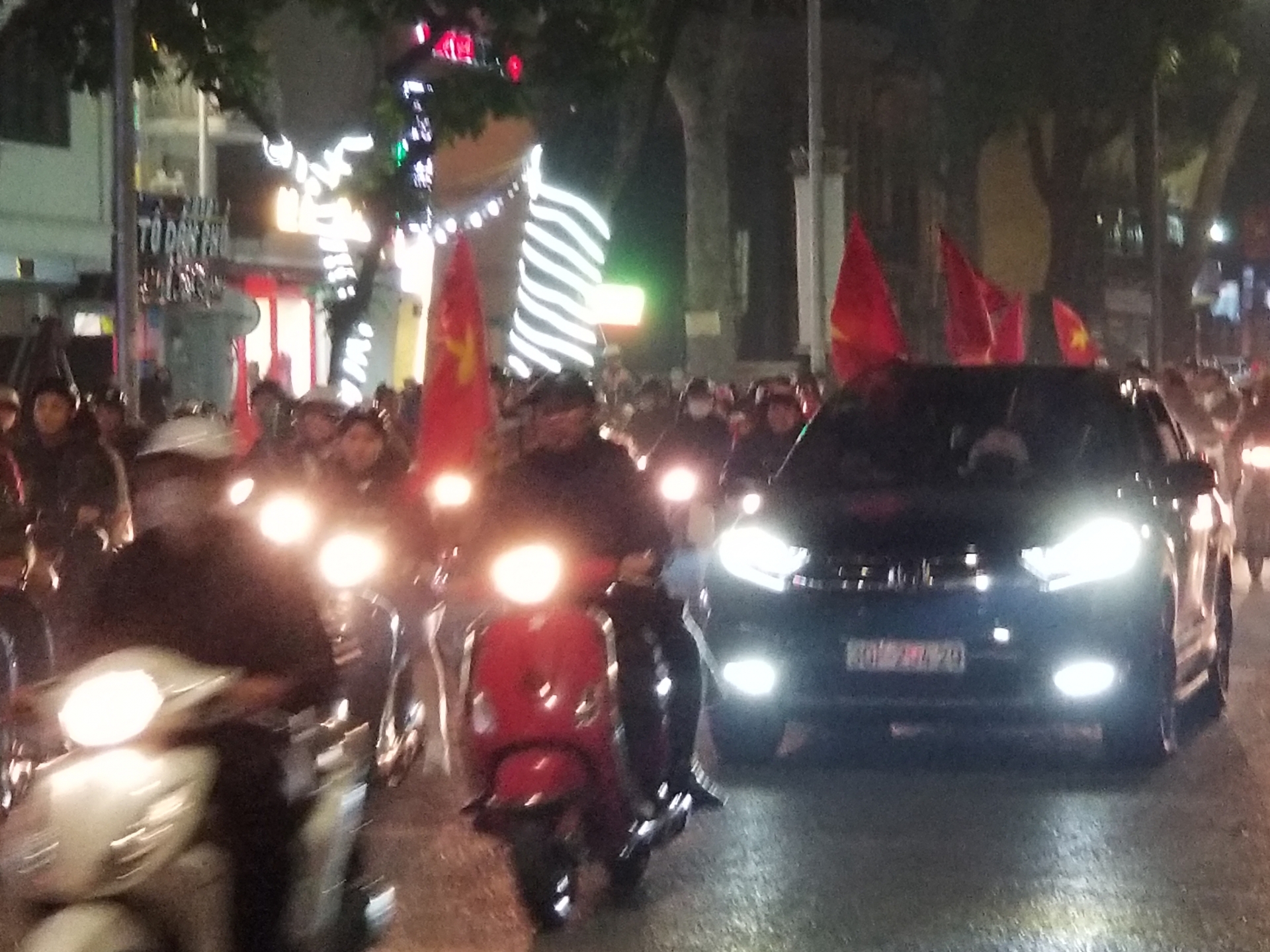 ha noi nhu bung no khi hang ngan nguoi do xo an mung u22 viet nam vo dich sea games 30