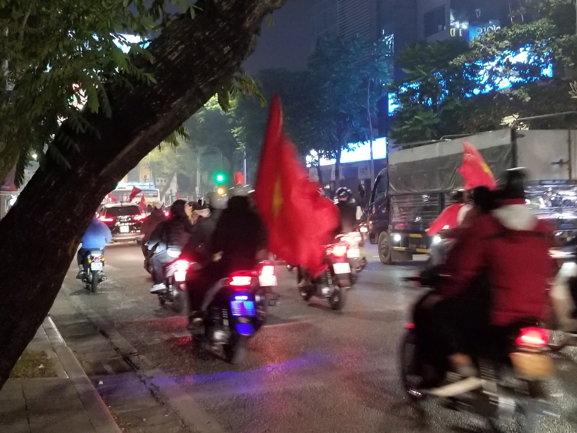 ha noi nhu bung no khi hang ngan nguoi do xo an mung u22 viet nam vo dich sea games 30