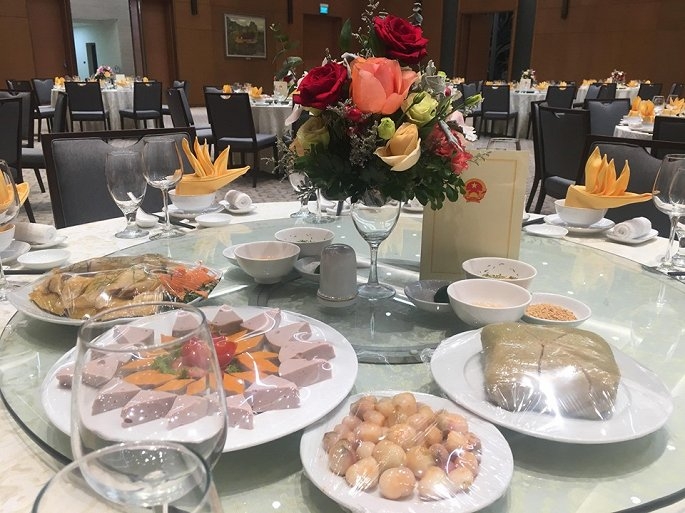 bat ngo voi nhung mon an trong tiec chieu dai u22 viet nam va tuyen bong da nu