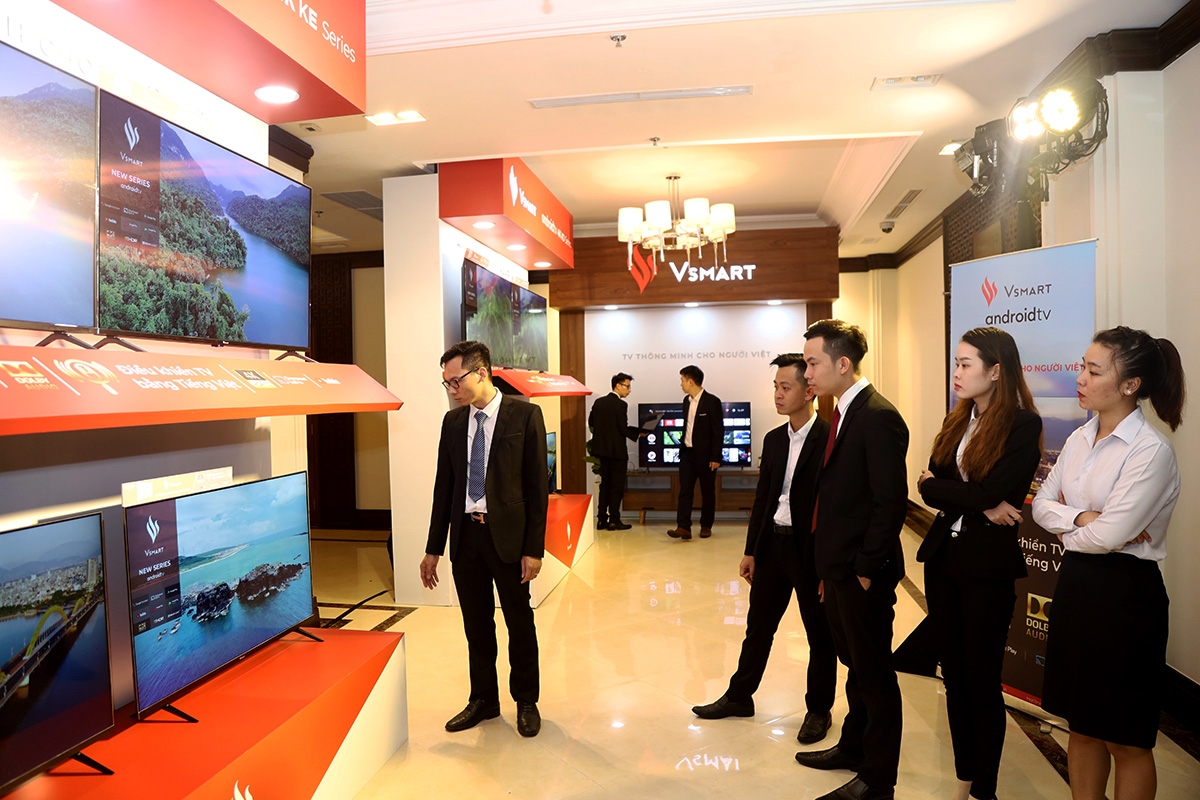 vingroup cong bo 5 mau tivi thong minh dau tien