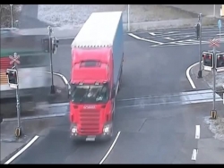 Video: Hãi hùng tàu hỏa đâm gãy đôi container đang cố vượt đường sắt