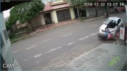 video o to phong nhu ten lua dam vang 2 nguoi phu nu roi bo chay