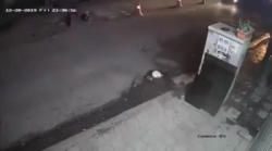 video hai hung nguoi di xe may bi o to chen thang len nguoi sau cu phong nhanh phanh gap