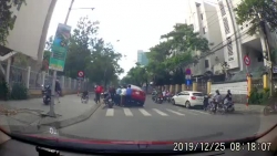video o to vuot den do bi dam lat nghieng suyt de co gai di xe dap dien