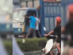 video nghi bi tat dau nguoi dan ong danh tai xe xe cho rac tui bui