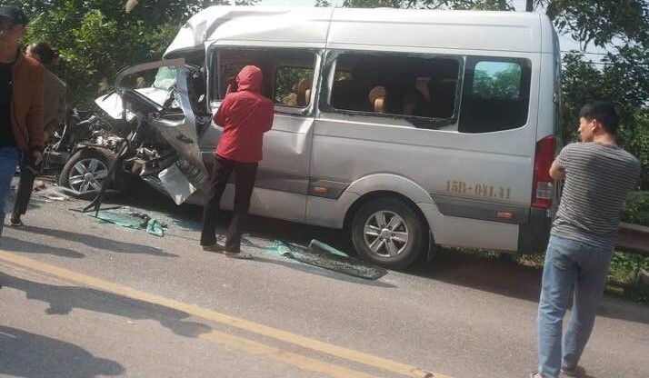 xe tai lan lan tong manh dau xe khach khien nhieu nguoi mac ket o quang ninh