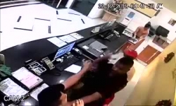 video 2 du khach danh toi tap cac nhan vien khach san vi bi thu phu phi doi phong