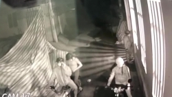 video ten trom be khoa xe may trong 3 giay roi tau thoat giua pho sai gon