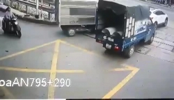 video dang ve sinh duong ray nu nhan vien gac chan bi o to nuot vao gam