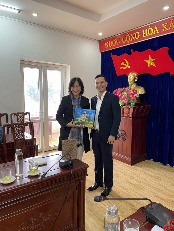 Ông Dương Văn Tiến - Chủ tịch Liên hiệp các tổ chức hữu nghị tỉnh Yên Bái tặng quà lưu niệm cho đoàn công tác của HOLT Việt Nam nhân chuyến thăm và làm việc của đoàn tại tỉnh Yên Bái