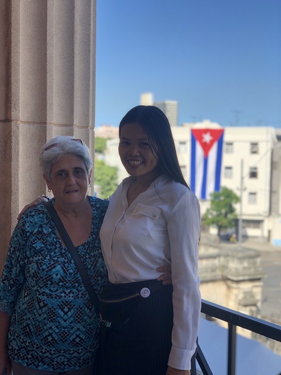 Phượng Anh và cô giáo người Cuba đã nhiệt tình giúp đỡ cô trong quá trình học thạc sĩ.