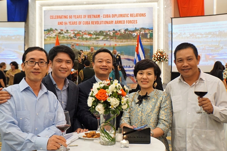 Phượng Anh giành được học bổng sang Cuba theo học ngành hoá sinh. 18 tuổi, một mình học tập tại đất nước cách xa quê hương nửa vòng trái đất nhưng cô gái trẻ không hề cảm thấy bỡ ngỡ. “Tôi tiếp nhận và làm quen với văn hoá Cuba một cách dễ dàng dù cho nó không hề giống với văn hoá Việt nam có lẽ vì một phần trong tiềm thức đã có Cuba” - Phượng Anh tâm sự.