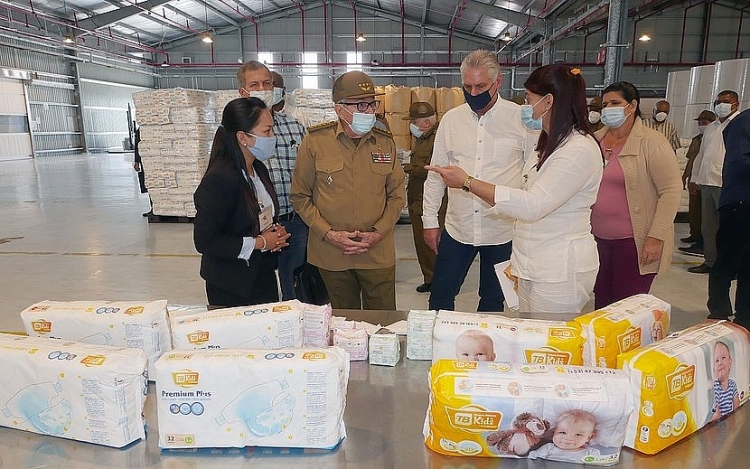 Bí thư thứ nhất Ban Chấp hành Trung ương Đảng Cộng sản Cuba, Thượng tướng Lục quân Raúl Castro Ruz, Chủ tịch nước Cộng hòa Miguel Díaz-Canel Bermúdez, và Thủ tướng Manuel Marrero Cruz đến thăm nhà máy sản xuất tã lót và băng vệ sinh của Thái Bình.