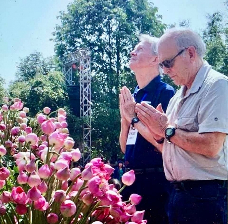 Ông Chuck Searcy và ông Ronald Haeberle (bìa phải) tại Mỹ Lai ngày 16/3/2018.