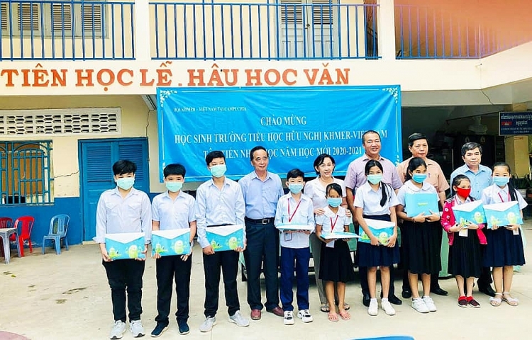 Trao thưởng cho các em học sinh đạt thành tích cao trong năm học.