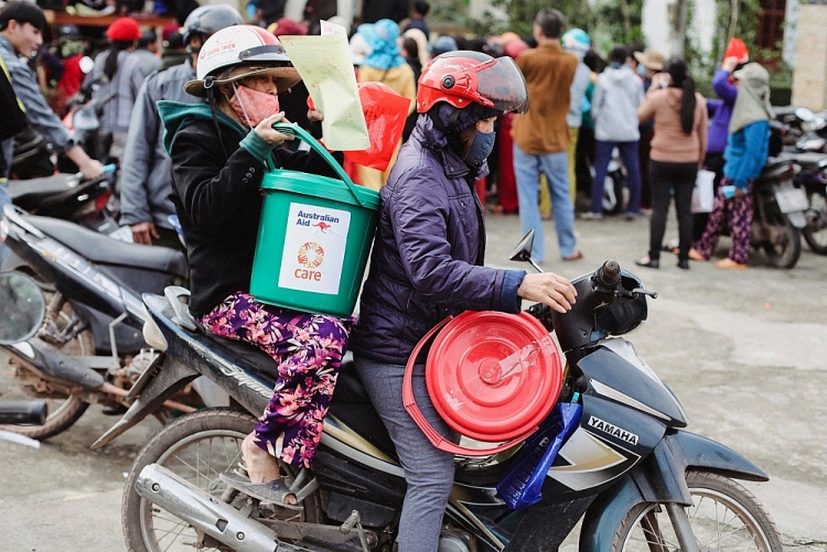 Hàng hóa hỗ trợ khắc phục hậu quả bão lụt tới tay người dân 3 tỉnh miền Trung Hàng hóa hỗ trợ khắc phục hậu quả bão lụt tới tay người dân 3 tỉnh miền Trung
