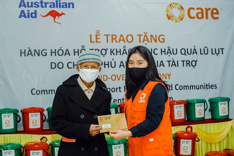Hàng hóa hỗ trợ khắc phục hậu quả bão lụt tới tay người dân 3 tỉnh miền Trung Hàng hóa hỗ trợ khắc phục hậu quả bão lụt tới tay người dân 3 tỉnh miền Trung