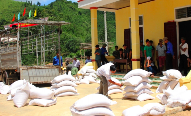 Hỗ trợ gạo cho người dân bị ảnh hưởng bởi dịch bệnh. (Ảnh: NNVN)