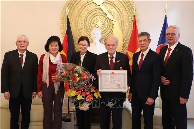 Giáo sư, Tiến sĩ Horst Klinkmann và các đại biểu tham dự buổi lễ. Ảnh: Mạnh Hùng – P/v TTXVN tại Đức