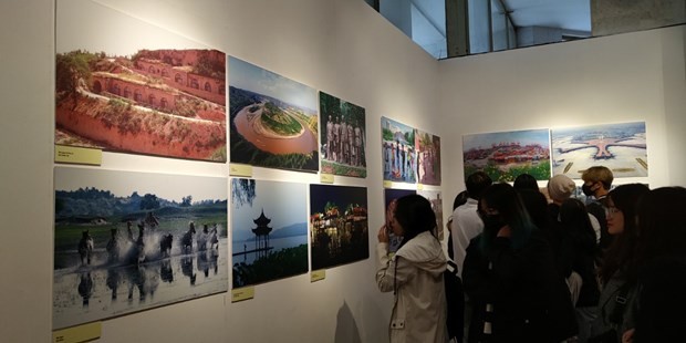 Triển lãm phản ánh thiên nhiên tươi đẹp của Việt Nam và Trung Quốc tháng 12/2020 thu hút đông đảo khách tham quan.