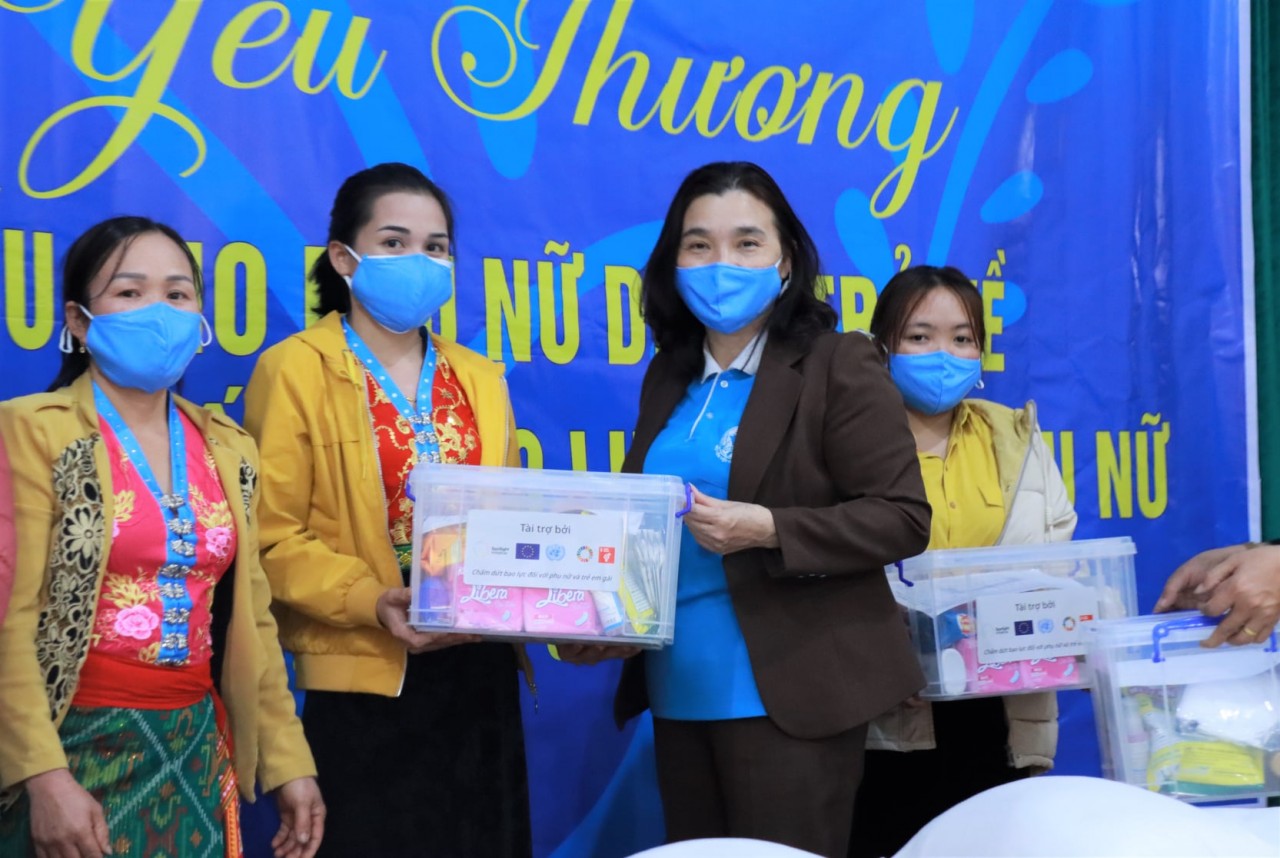 3.000 phụ nữ di cư được tặng gói hàng thiết yếu và truyền thông về bình đẳng giới