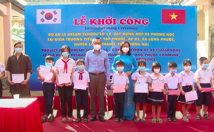 Bà Bùi Thị Liễu, Phó chủ tịch Liên hiệp các tổ chức hữu nghị tỉnh và ông Nguyễn Viết Thắng, Phó giám đốc sở Ngoại vụ trao học bổng cho học sinh