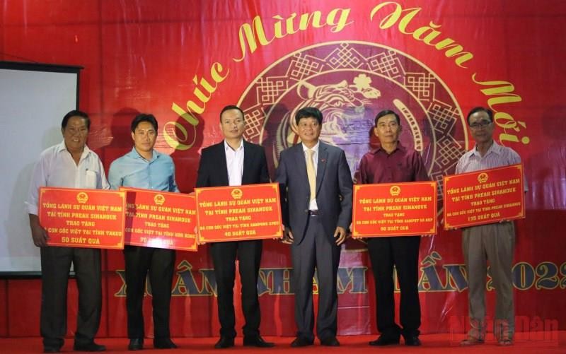 Trao quà Tết động viên bà con đón Xuân thêm ấm áp. (Ảnh: Nâhn dân(