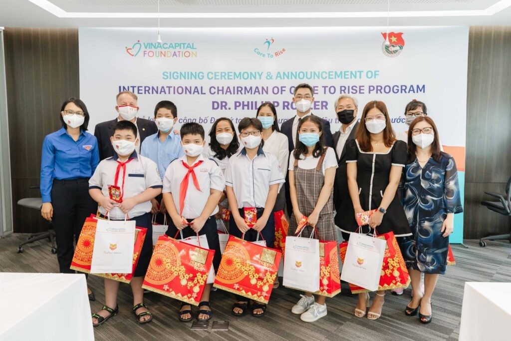 Tiến sĩ Philipp Rösler cùng ông Rad Kivette tặng quà Tết cho trẻ em có hoàn cảnh khó khăn tại Sóc Trăng