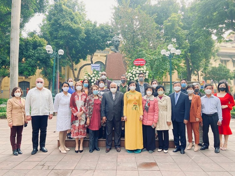 Các đại biểu chụp ảnh kỷ niệm trước tượng đài José Martí, người anh hùng dân tộc của đất nước Cuba, người gieo mầm cho tình đoàn kết hữu nghị Cuba - Việt Nam từ cuối thế kỷ 19. (Ảnh: HAUFO)