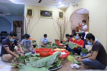 Bánh chưng xanh chứa chan tình đồng bào cho người Việt xa quê