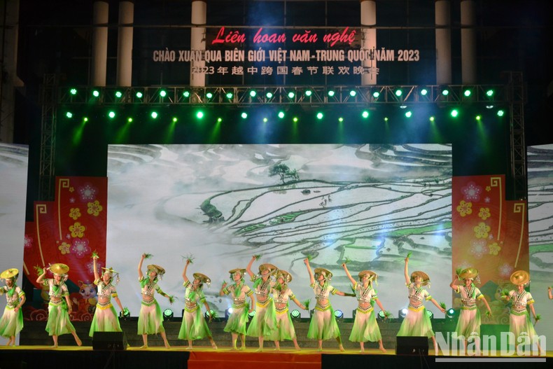 Liên hoan văn nghệ “Chào xuân biên giới Việt Nam-Trung Quốc 2023” tại Lào Cai ảnh 1