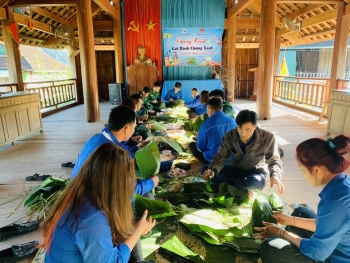 Mang Tết ấm đến với đồng bào nghèo vùng biên giới