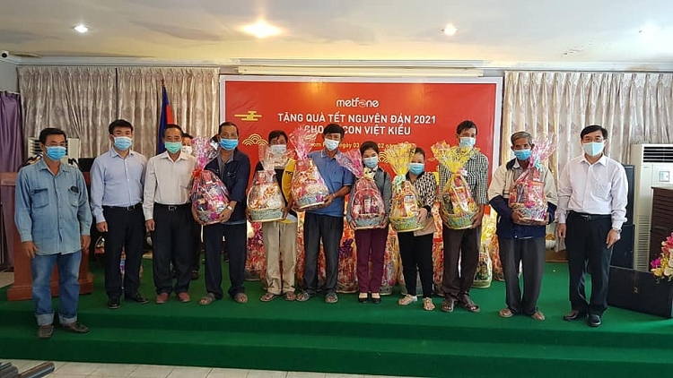 Bà con nhận quà Tết