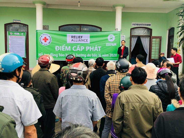 Người dân tại huyện Bắc Trà My, Quảng Nam tại điểm cấp phát. Người dân tại huyện Bắc Trà My, Quảng Nam tại điểm cấp phát.