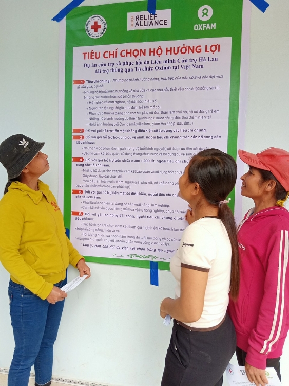 Người dân tại huyện Bắc Trà My, Quảng Nam đọc tiêu chí lựa chọn các hộ dân được nhận cứu trợ. Người dân tại huyện Bắc Trà My, Quảng Nam đọc tiêu chí lựa chọn các hộ dân được nhận cứu trợ.