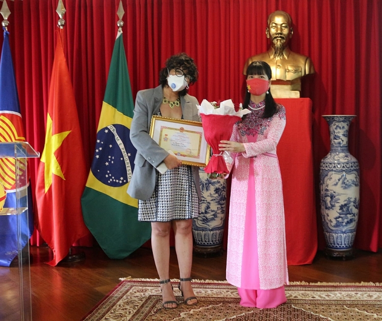 Trao tặng kỷ niệm chương ‘Vì hòa bình, hữu nghị giữa các dân tộc’ cho các nhà báo Brazil