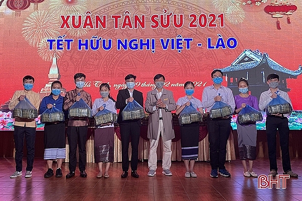 Đại diện lãnh đạo Trường Cao đẳng Y tế Hà Tĩnh tặng bánh chưng cho các lưu học sinh Lào đang theo học tại trường.