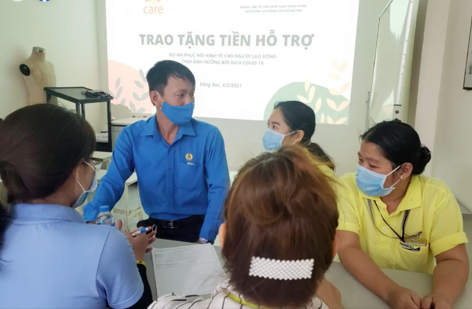 CARE hỗ trợ tài chính và tập huấn kỹ năng cho hơn 2.500 nữ công nhân may mặc