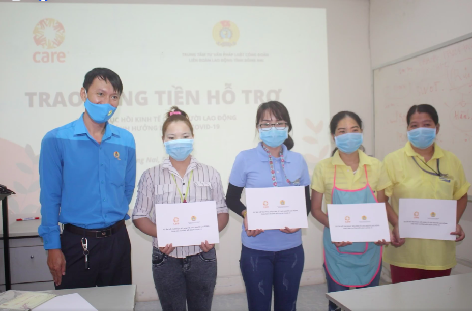 CARE hỗ trợ tài chính và tập huấn kỹ năng cho hơn 2.500 nữ công nhân may mặc
