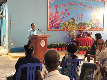 Hội hữu nghị Việt Nam-Campuchia TP.HCM cùng Hội Khmer - Việt Nam tặng quà Tết cho bà con gốc Việt