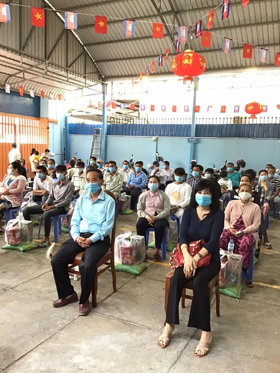 Hội hữu nghị Việt Nam-Campuchia TP.HCM cùng Hội Khmer - Việt Nam tặng quà Tết cho bà con gốc Việt