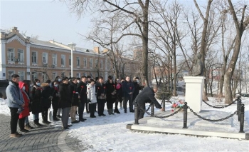 Người Việt tại Vladivostok (Nga) dâng hoa tưởng nhớ Chủ tịch Hồ Chí Minh nhân Tết Tân Sửu