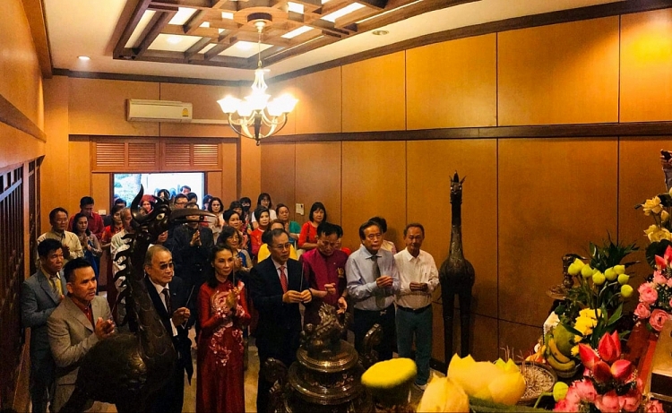 đại diện cộng đồng dâng hương